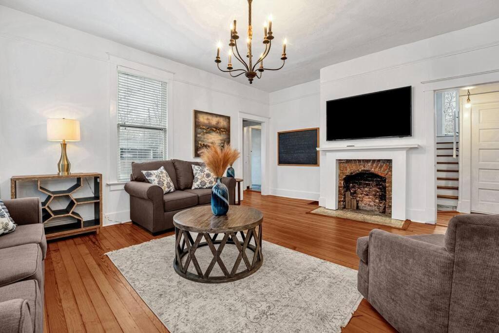 Exquisite Two-Story Home Located In Midtown Мемфіс Екстер'єр фото