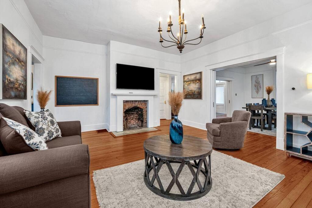 Exquisite Two-Story Home Located In Midtown Мемфіс Екстер'єр фото